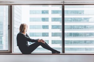 ガラスフィルムの魅力: UVカットから防犯まで、あなたのニーズに合わせて選ぶ方法